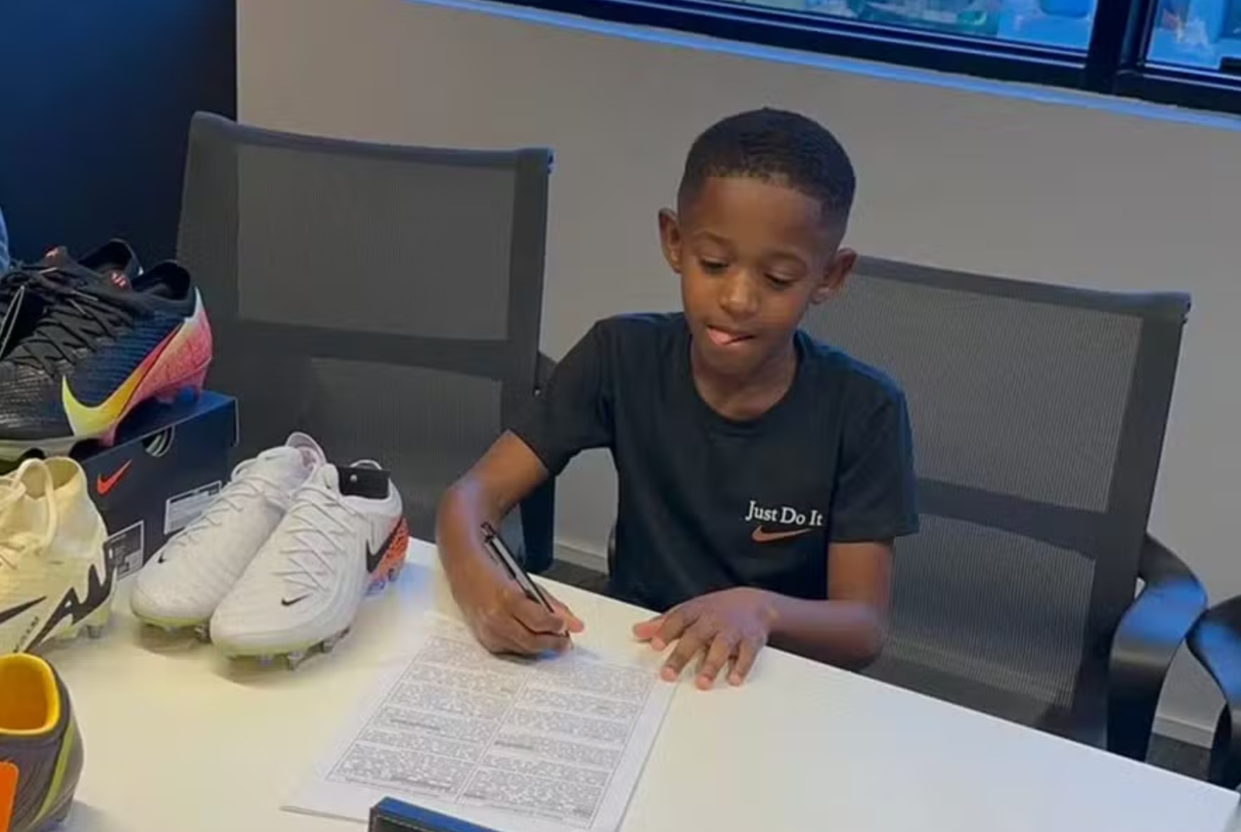 签赞助合同, 包括西班牙, 图片报 签赞助合同, 包括西班牙, 图片报