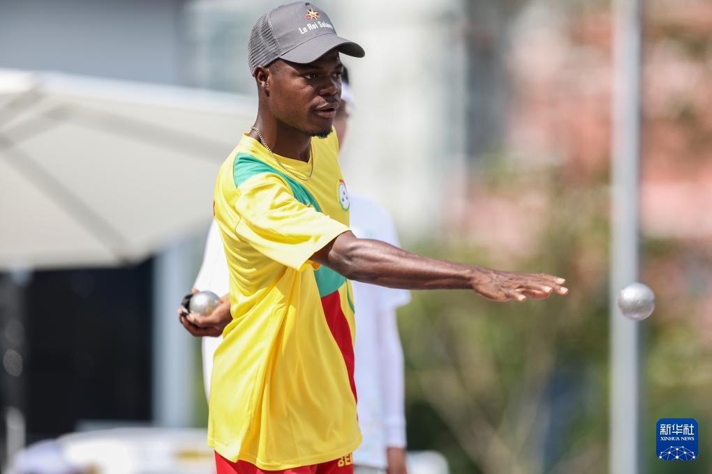 塞尔在比赛, 小金属地掷 塞尔在比赛, 小金属地掷